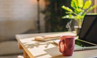 Ev Ofisi Kurarken Pratik ve Estetik Çalışma Masası Seçimi