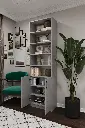 Kül gri K-33 kitaplığın açık kapaklı alt dolabı; iç raflarında kitaplar ve saklama kutuları ile yan yana görünüm.