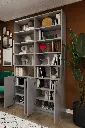 Kül gri kitaplık: iki modül açık raf, alt kapaklı dolaplar; yanında bitki, solda yeşil koltuk. 120x208 cm MDFLAM K-41.