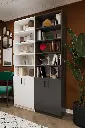 Beyaz ve koyu gri kontrast modüllerin açık rafları ve kapaklı alt dolaplarıyla kitaplığın ön cepheden genel görünümü.