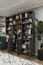 K-57 üçlü kitaplıkta alt kapaklar açık; iç raflarda kitaplar, vazolar ve biblolar sergileniyor.
