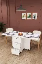 Beyaz 3 çekmeceli katlanır masa tam açık; açık çekmeceler ve servis edilmiş tabaklarla yemek odası kurulumu.