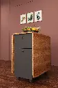 KM-03 tekerlekli dolap modunda; koyu gri ön, Petra desenli yanlar, üstte meyve tabağıyla servis kullanımı.
