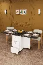 Royal mermer tablalı katlanır masa açık hâlde; ön yüzdeki üç çekmeceden en alttaki açık, üzerinde tabak ve meyve kasesi var.