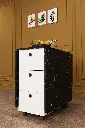 Royal mermer desenli, üç beyaz çekmeceli tekerlekli katlanır mutfak masası; meyve kasesiyle hardal duvar önünde.