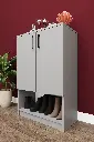 Kül gri A-03 ayakkabı dolabının açık alt rafında dört çift bot ve ayakkabı, üst kısmında dekoratif objeler yer alıyor.