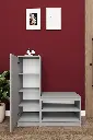 Kül gri antre bankının açık kapağı içindeki çok katlı rafları ve oturma minderli bölümü bordo duvar önünde gösteriyor.