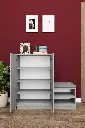 Puflu Kül Gri Ayakkabılıkta sol dolap kapakları açık; iç raflar, üstteki objeler ve oturma bankı birlikte görünüyor.