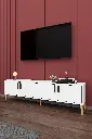 Beyaz T-01 TV ünitesi 160 cm, dört kapaklı, siyah oval kulplu; masif ayaklarıyla bordo duvar önünde tam karşıdan.