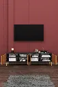 T-05 TV ünitesinin dört kapağı açık hali; iç raflarda kitaplar ve objeler, kırmızı duvar önünde ahşap zemin üzerinde.