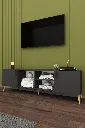 Koyu gri TV ünitesi önden; ortada açık raflar, yanlarda kapaklı bölmeler, doğal ahşap ayaklar.