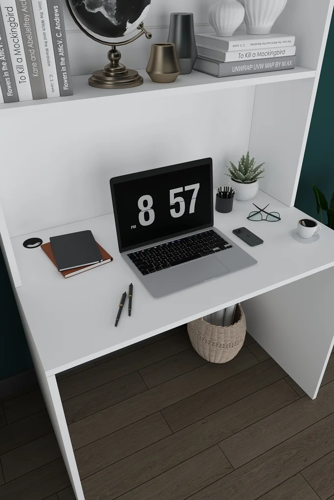 ÇM-03 Beyaz kitaplıklı çalışma masası masa yüzeyi yakın plan; kablo deliği, laptop ve raf altı.
