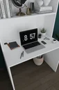 ÇM-03 Beyaz kitaplıklı çalışma masası masa yüzeyi yakın plan; kablo deliği, laptop ve raf altı.
