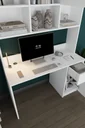 ÇM-04 Beyaz üst dolaplı çalışma masası masa yüzeyi yakın plan; monitör, klavye ve açık keson kapağı.