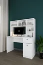 ÇM-05 Beyaz kitaplıklı çalışma masası çapraz açıdan; açık raflı üst kitaplık ve çekmeceli keson.