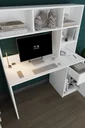 ÇM-05 Beyaz kitaplıklı çalışma masası masa yüzeyi yakın plan; monitör, klavye ve açık keson.
