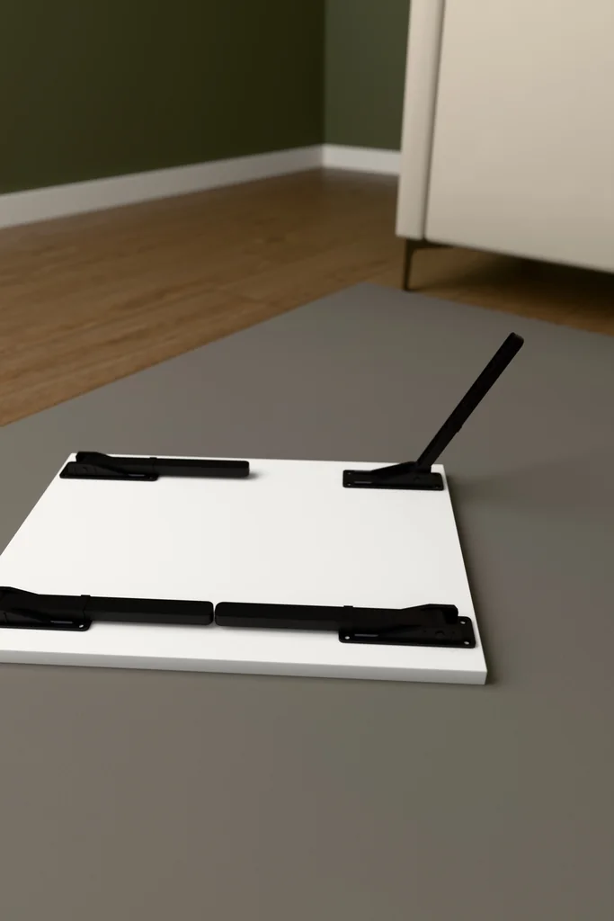 Katlanır laptop sehpası LAPTOPMASA01 Beyaz ters çevrilmiş tabla: bir ayak açık, üç ayak katlı; katlanır ayak mekanizması.