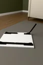 Katlanır laptop sehpası LAPTOPMASA01 Beyaz ters çevrilmiş tabla: bir ayak açık, üç ayak katlı; katlanır ayak mekanizması.