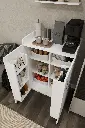MK-08 beyaz dolabın açık kapaklarındaki metal raylı altı kapak içi raf ve üst tabladaki kahve istasyonu detayı.